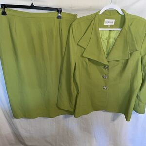 Lily & Taylor Women’s Skirt Suit Size 20W Green Business Going Out Party